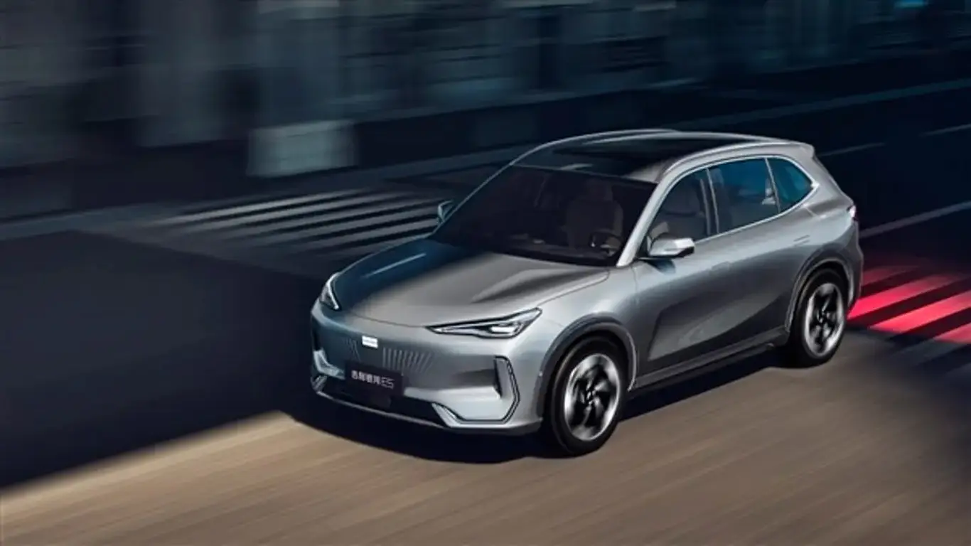 Россиян ждет новый кроссовер: запас хода 430 км, лосинный тест на 78 км/ч и премиальный интерьер