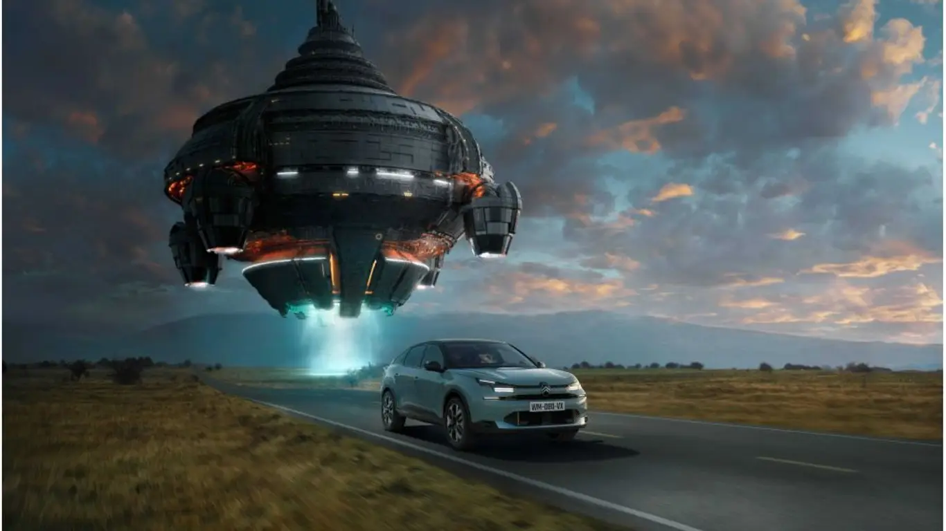Маск зря отправил Tesla Roadster в космос: инопланетянин выбрал Citroen e-C4 вместо корабля