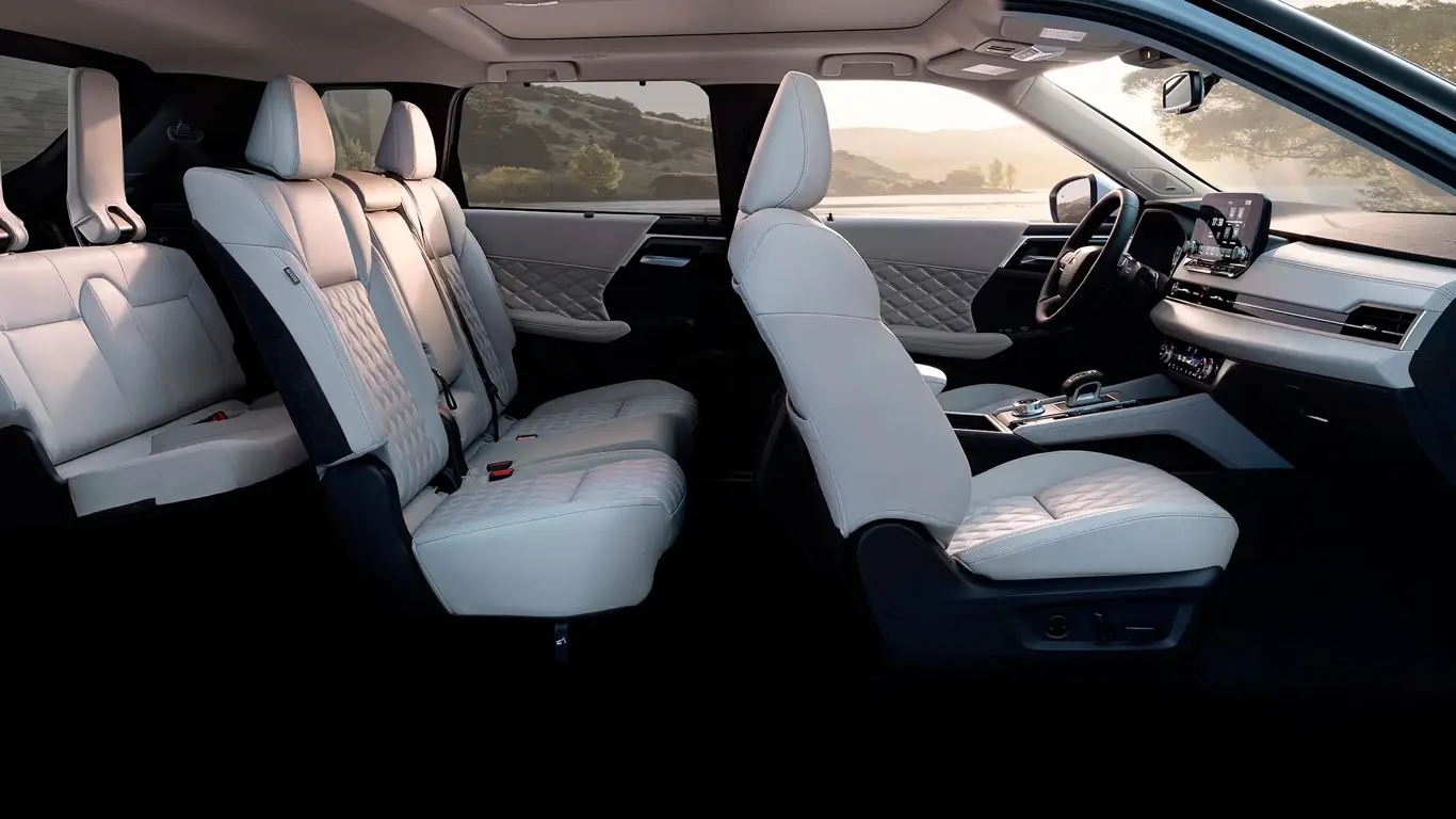 Кожаные салоны больше не в моде: новый тренд в интерьерах авто 2025