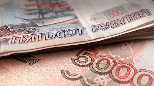 Россиянам призвали поднять зарплату: авторынок РФ могут спасти только две вещи