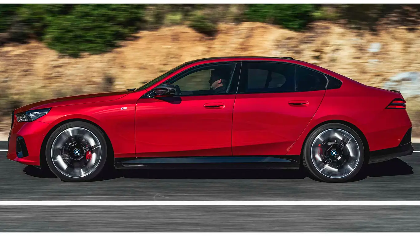 Пылающий M5: BMW показала заряженный спортседан в цвете Vegas Red