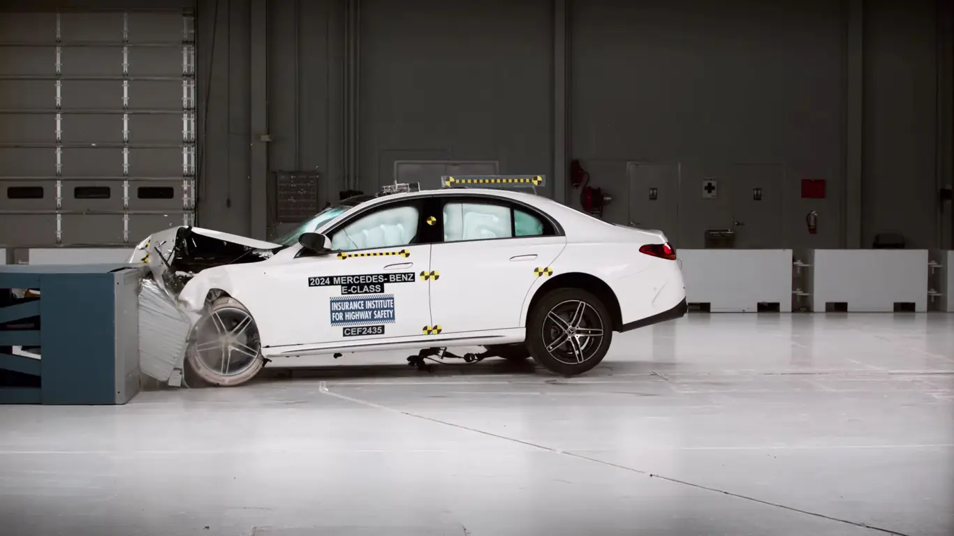 Mercedes-Benz E-Class не прошел обновленный краш-тест: проблемы с безопасностью задних пассажиров