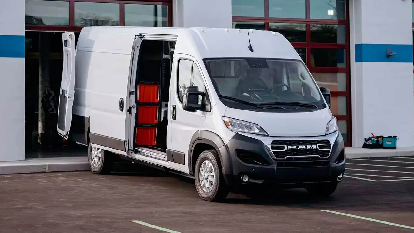 Ram ProMaster EV 2025: удар по Ford и Rivian – дешевле, мощнее, дальше
