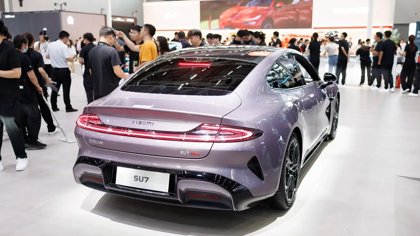 Xiaomi раскрыла новый цвет SU7 Ultra: элегантный серебристый перед запуском