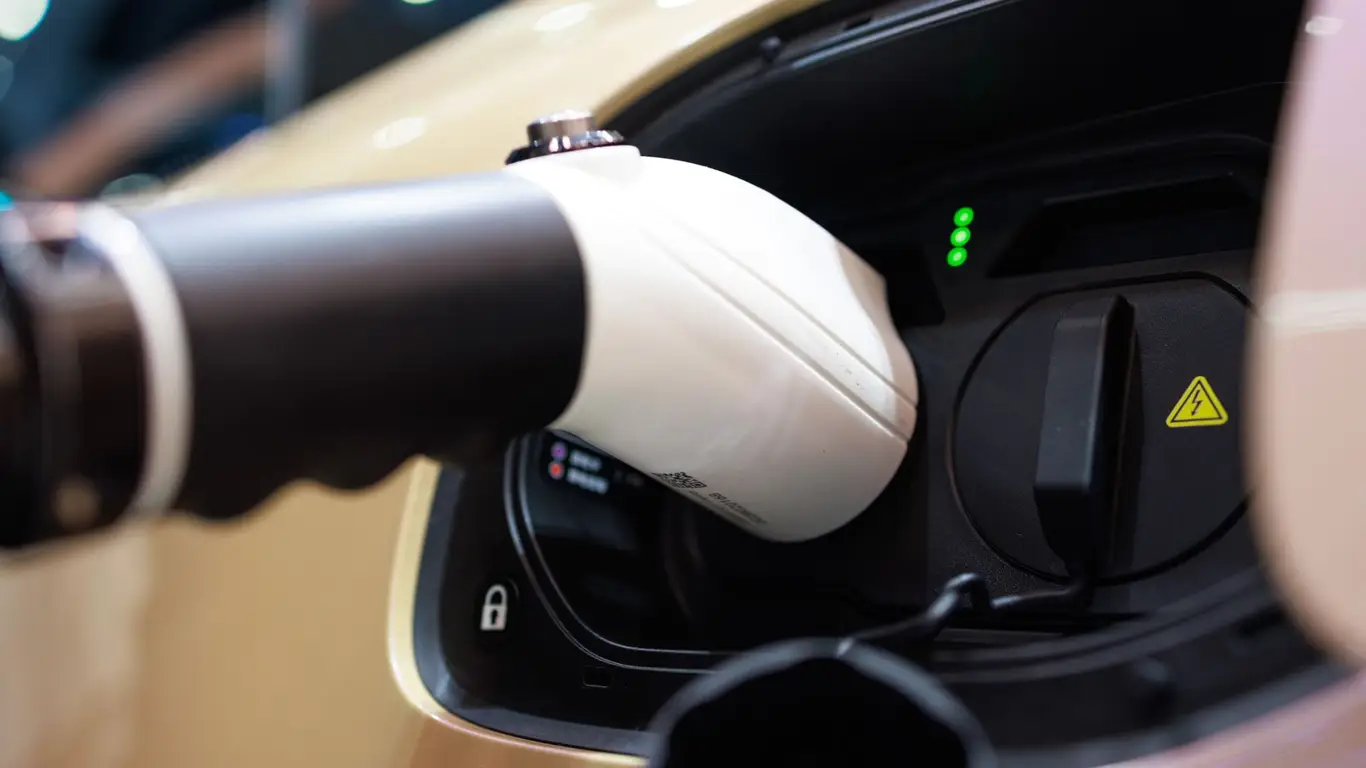 Mercedes EQA и EQB могут загореться: владельцам рекомендуют не заряжать батареи выше 80%