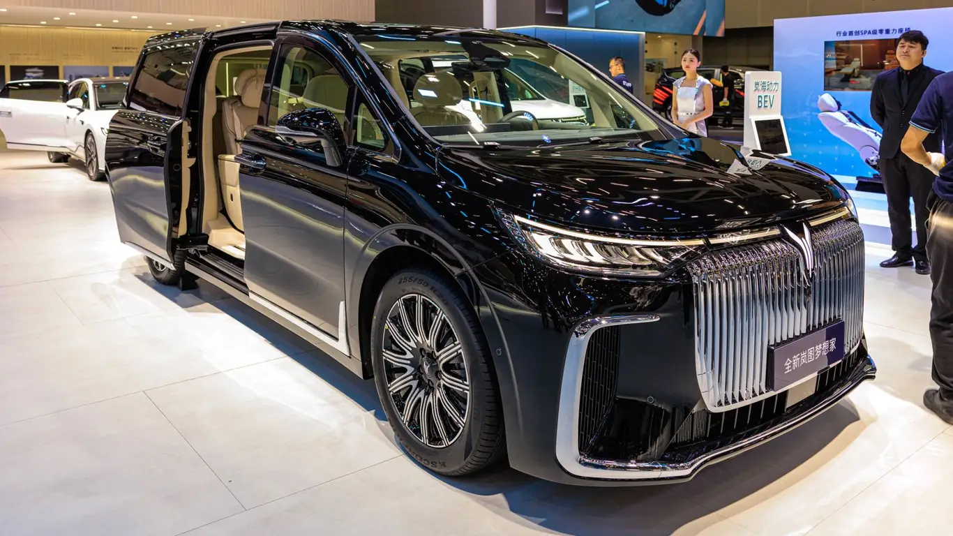 Китайский премиум-минивэн обновился до уровня ракеты: автопилот Huawei, запас хода 560 км и разгон до 100 км/ч за 5,9 секунды