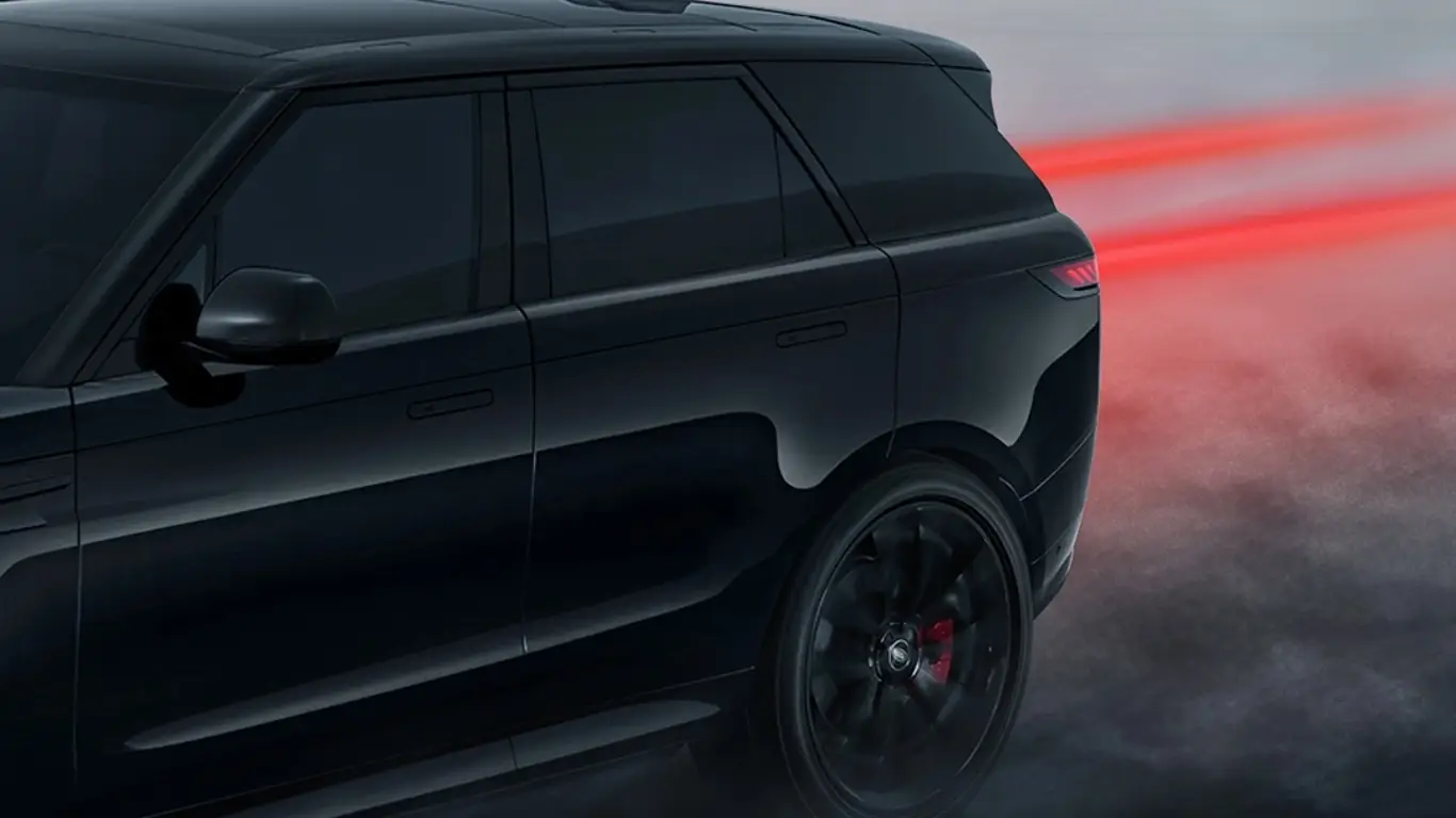 Черный британский самурай готовится к бою: мощный мотор и стильный вид