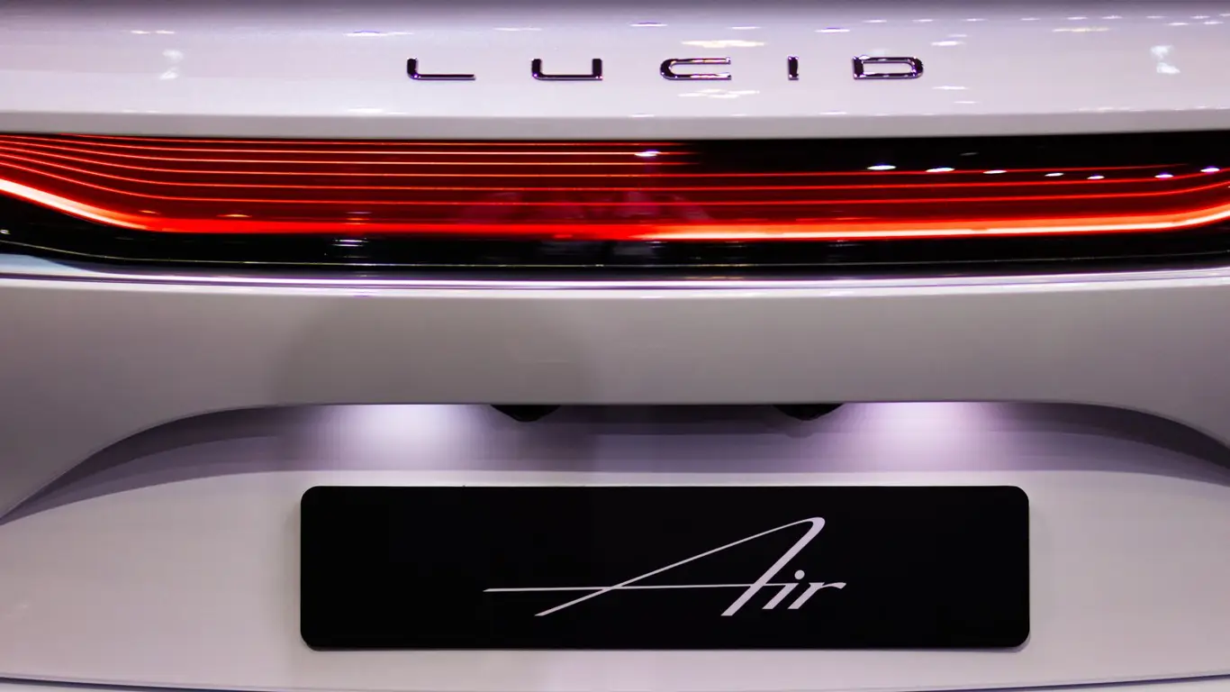 Глава Lucid ушел без объяснений: спасет ли компанию новый электрокроссовер?