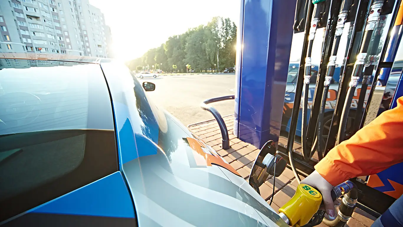 Так выглядят радикальные меры: самый загрязненный город в мире запретил заправку старых автомобилей