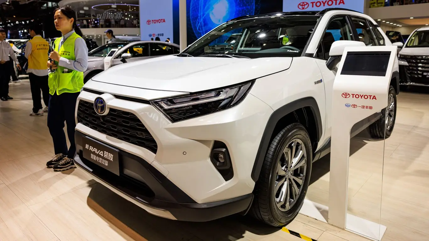 Toyota решила остановить производство популярного у россиян кроссовера: причина довольно неожиданная и пугающая