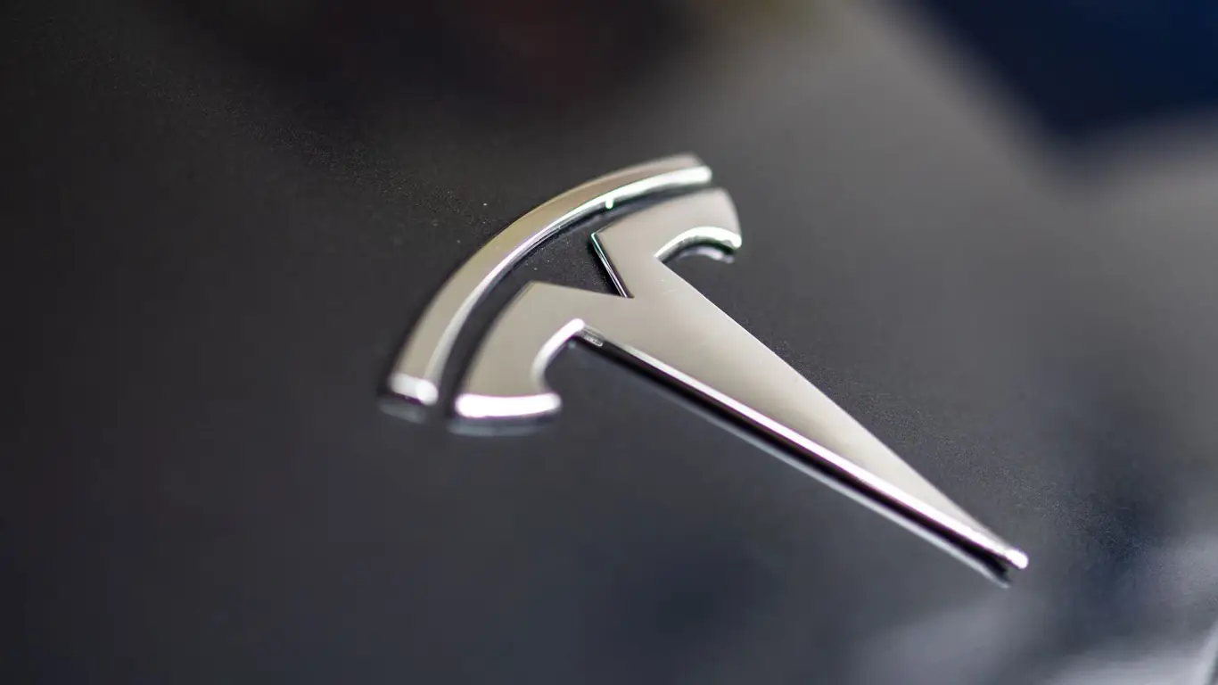 Илон Маск наконец опомнился: обновленная модель электрокара выехала за пределы Китая