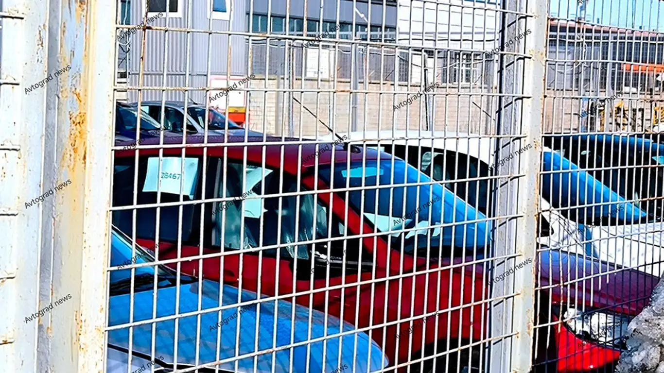 Теперь никто не засмеет: самая странная LADA получила яркий оттенок