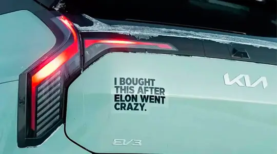 Kia жестко троллит Илона Маска: реклама, которая стала вирусной