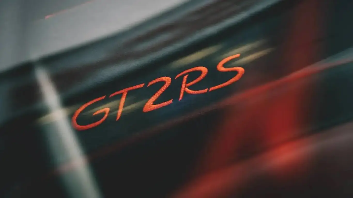 Porsche намекнул на что-то невероятное: это будет самая мощная версия культовой модели