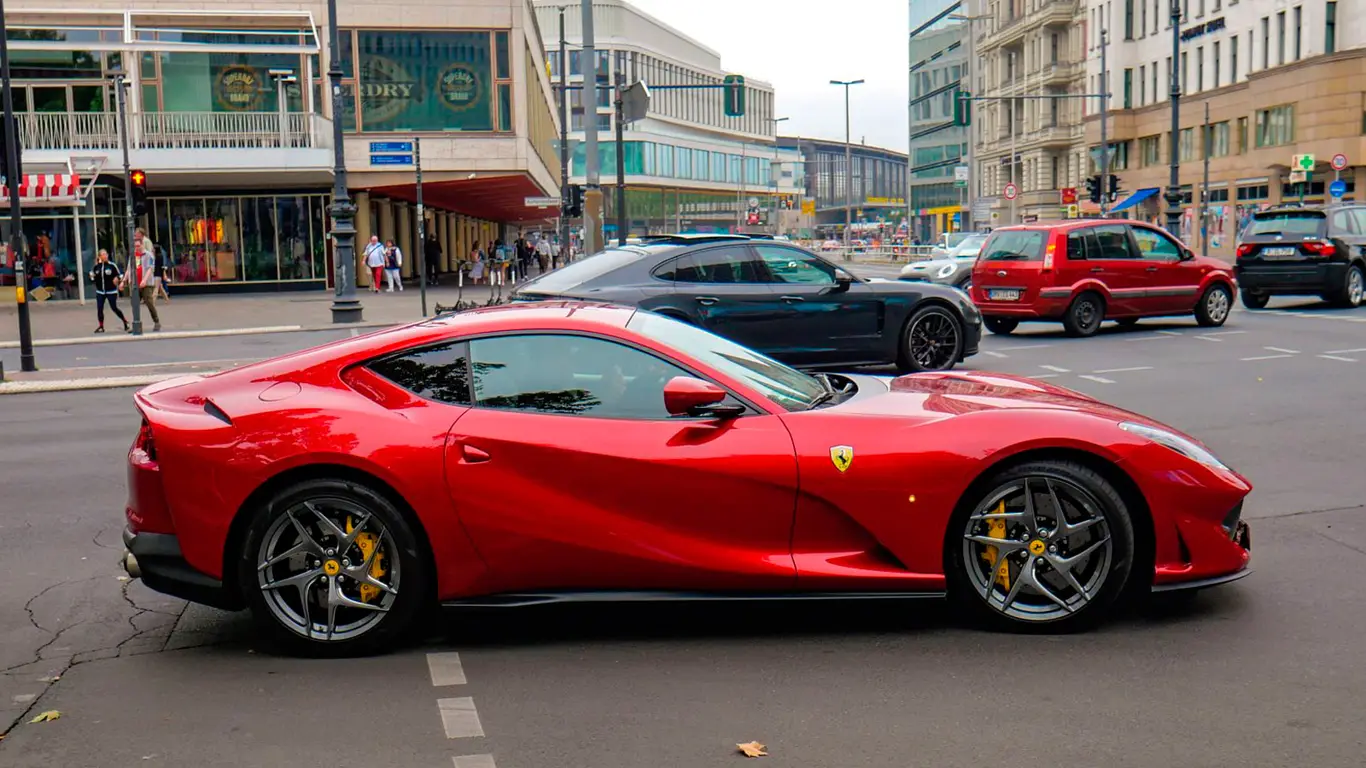 Искусственный интеллект, выхлоп, звук, переключение передач: а будет ли электрокар Ferrari настоящим?