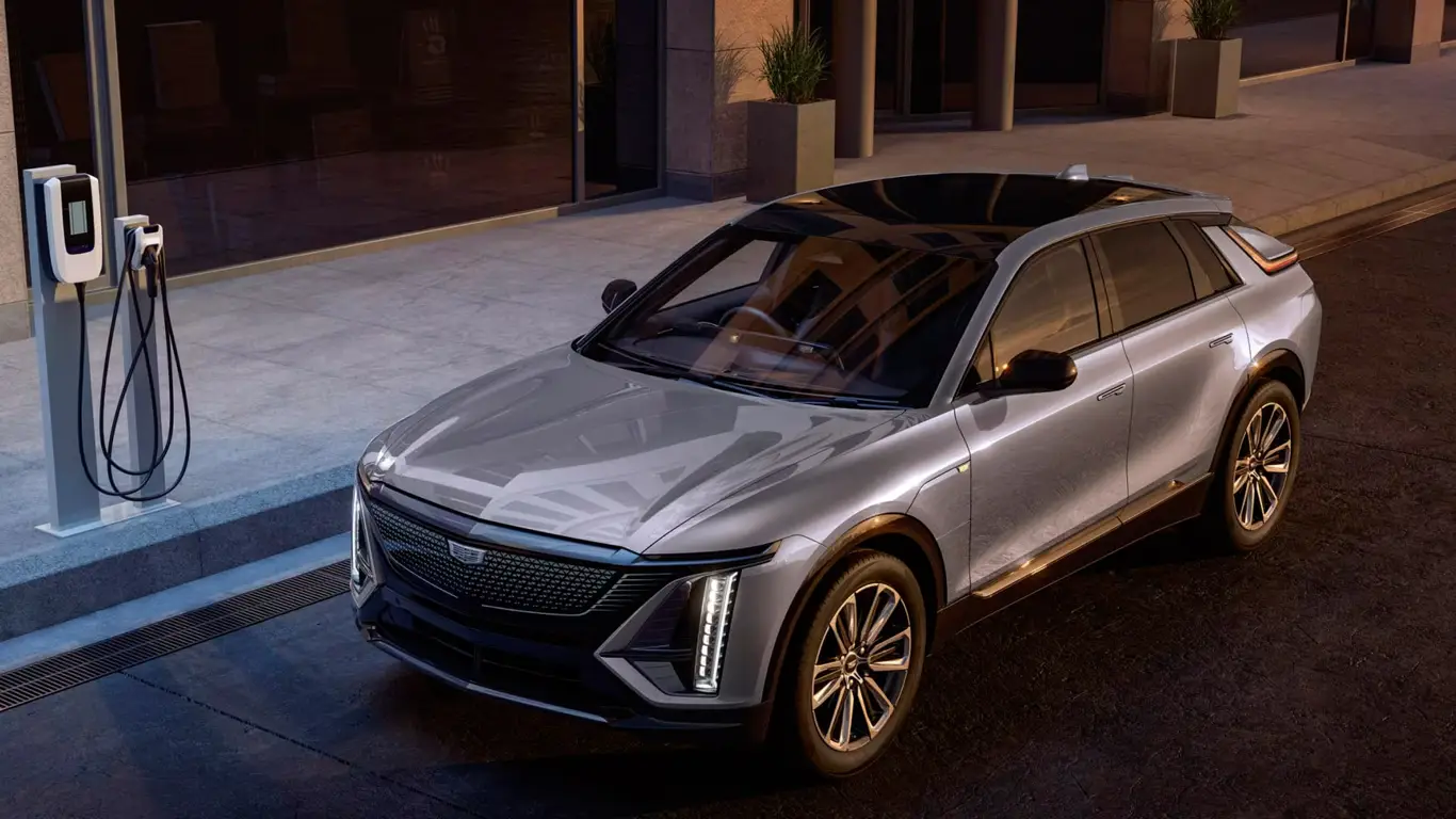 Американский электрокар в японском стиле: Cadillac Lyriq теперь с правым рулем