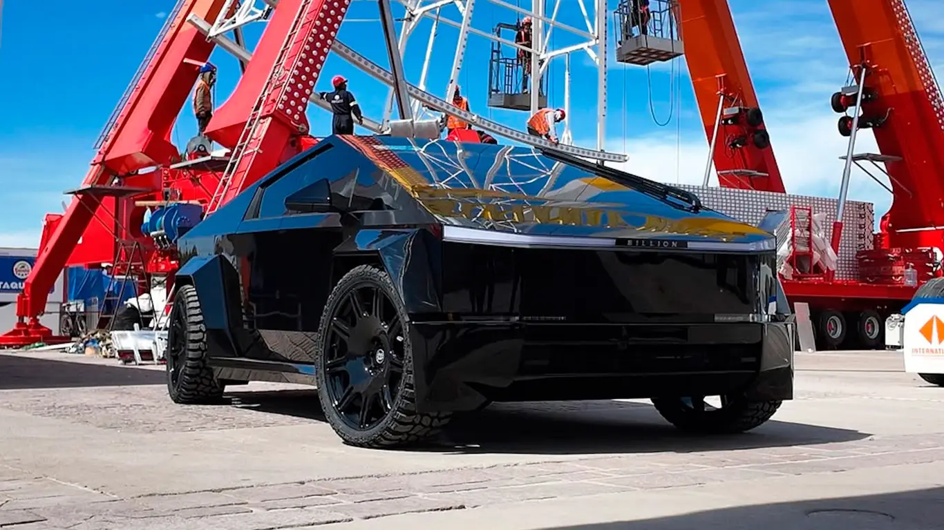 Cybertruck в обвесе XXL: этот пикап лучше не парковать у супермаркета