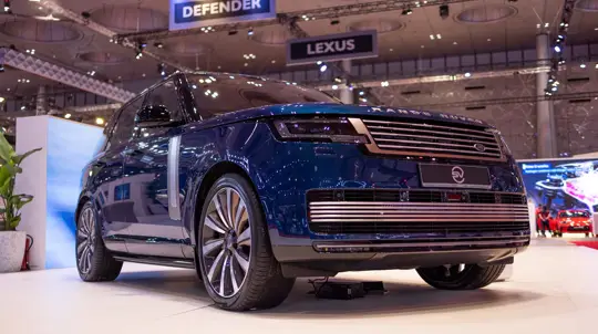 400 сил, классическая АКПП от ZF и адаптивная подвеска: британская легенда в уникальном цвете доступна россиянам