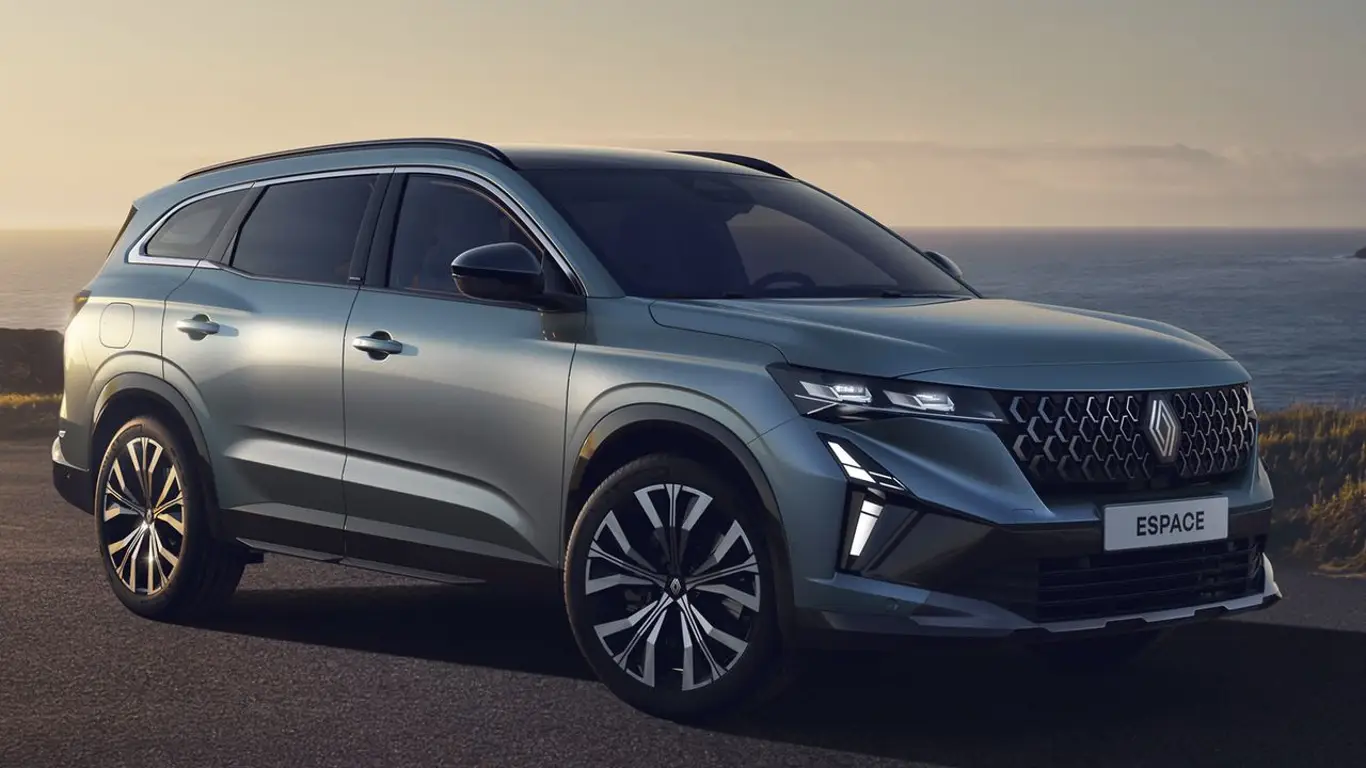 Обновленный дизайн, улучшенный комфорт и рекордный запас хода: Renault обновила флагманский семейный кроссовер