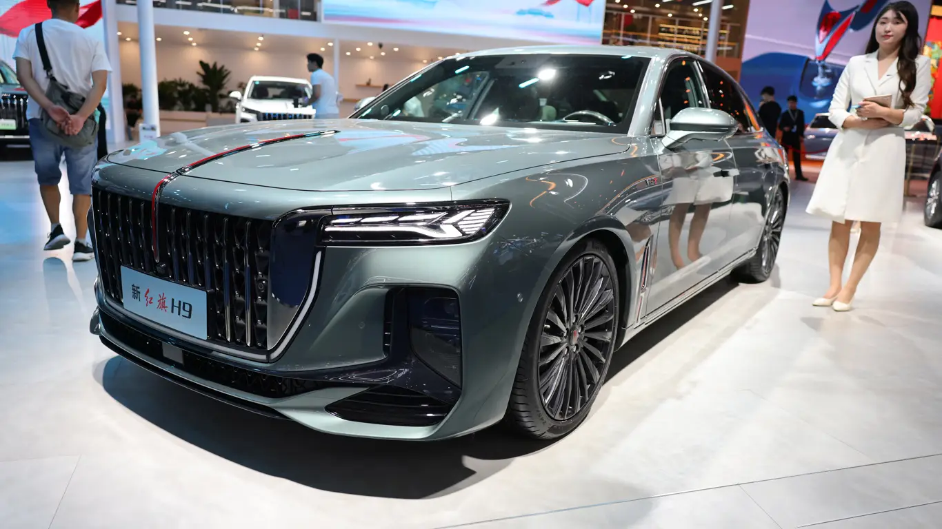 Китайский люкс прибыл за долей BMW и Mercedes: пять новых моделей Hongqi в Европе