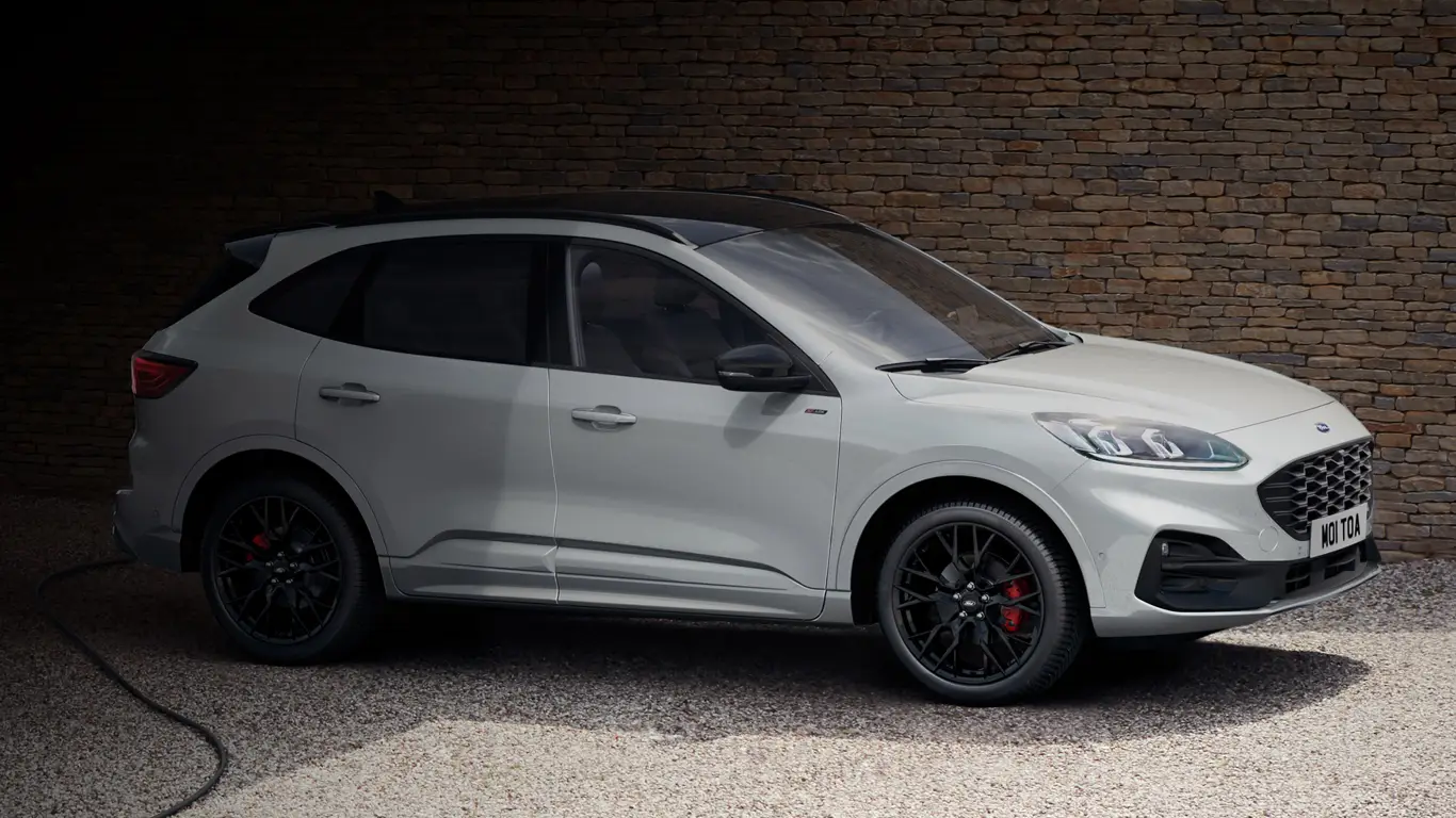 Владельцам гибридных Ford Kuga запретили зарядку: авто может вспыхнуть на ходу