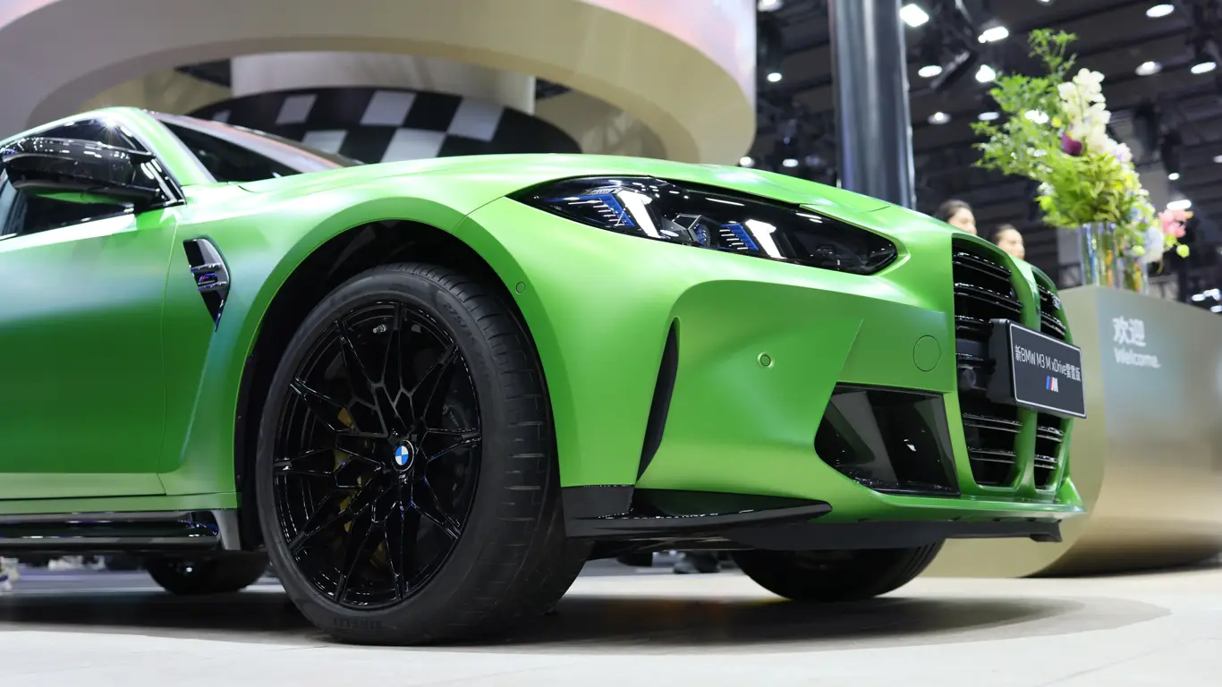 Прощай, скучный свет: фары BMW смогут светить цветами российского флага