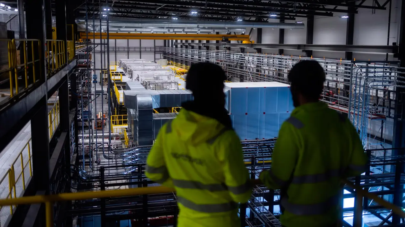 Обещали «зелёное будущее», а устроили массовые увольнения: батарейный гигант трещит по швам