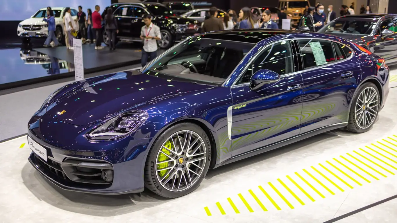 Теперь ИИ будет думать, как лучше ехать машине: Porsche решила не спрашивать у клиентов