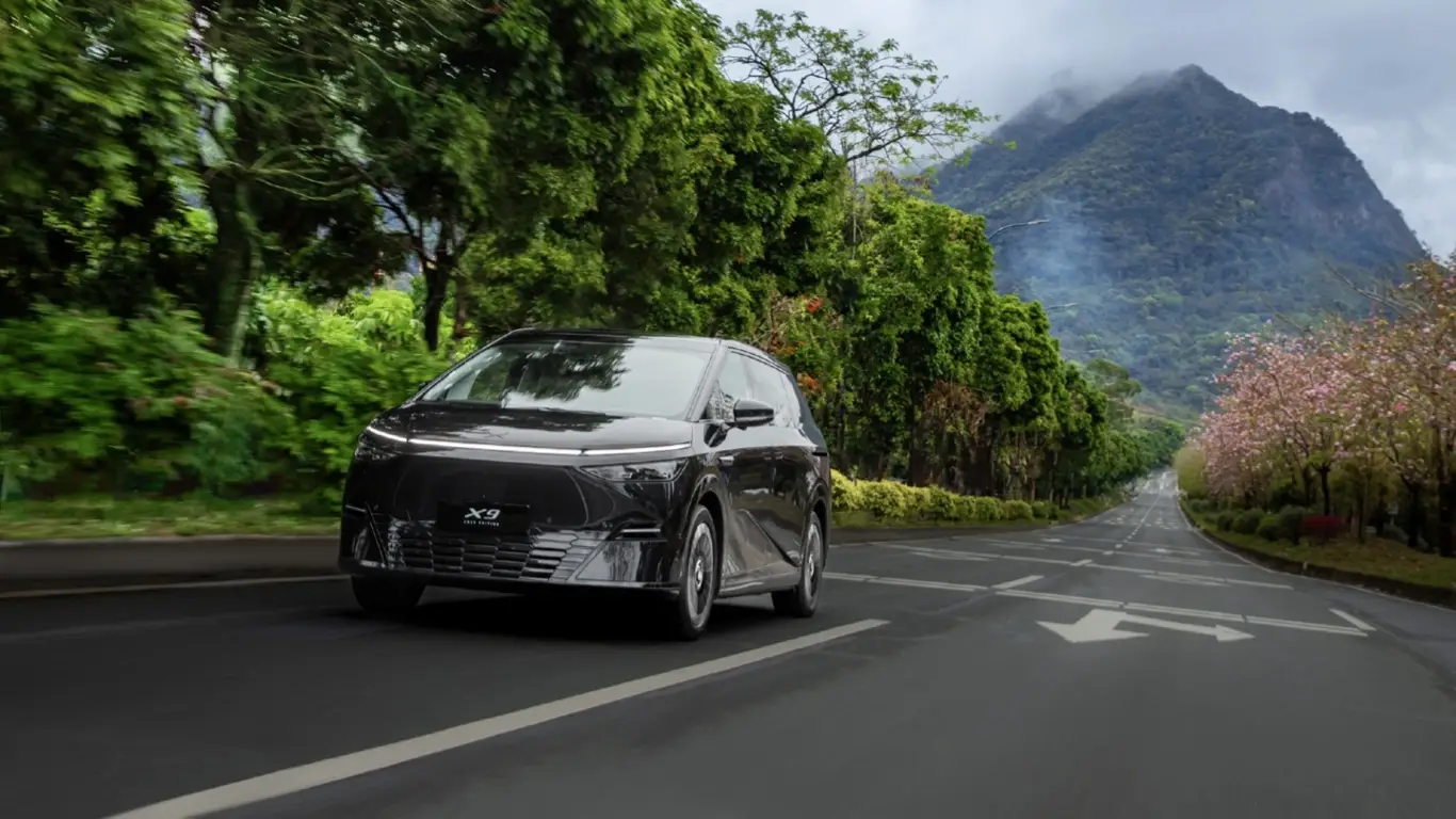 Xpeng X9 с «невесомыми» сиденьями и AI: семейный электрокар будущего готов штурмовать рынок