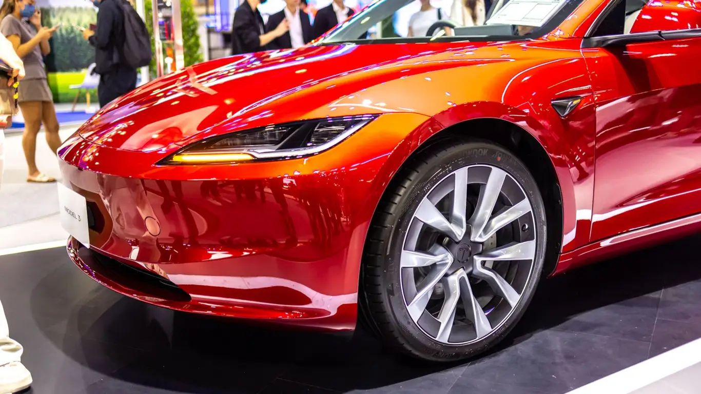 Фишки, которые стоит скачать всем владельцам Tesla: адаптивные фары, защита от схода с полосы и Amazon Music