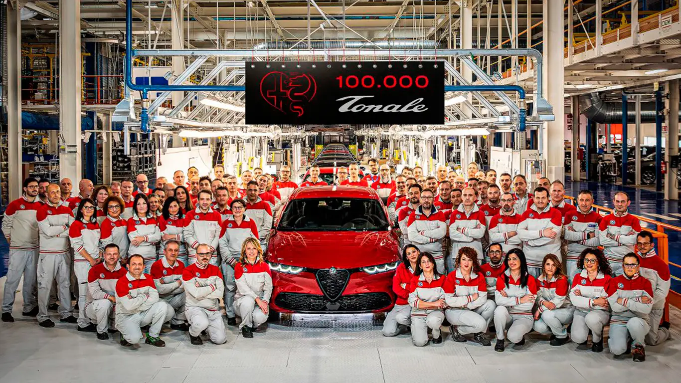 Итальянский красавец штурмует планету: Alfa Romeo Tonale добрался до 100 000 и собирает награды по всему миру