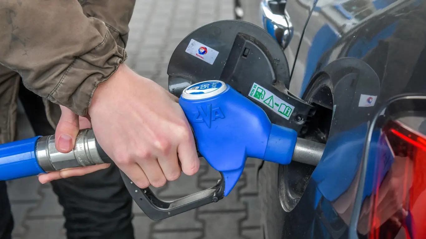 Меньше тратим на бензин: полезные советы для экономии топлива