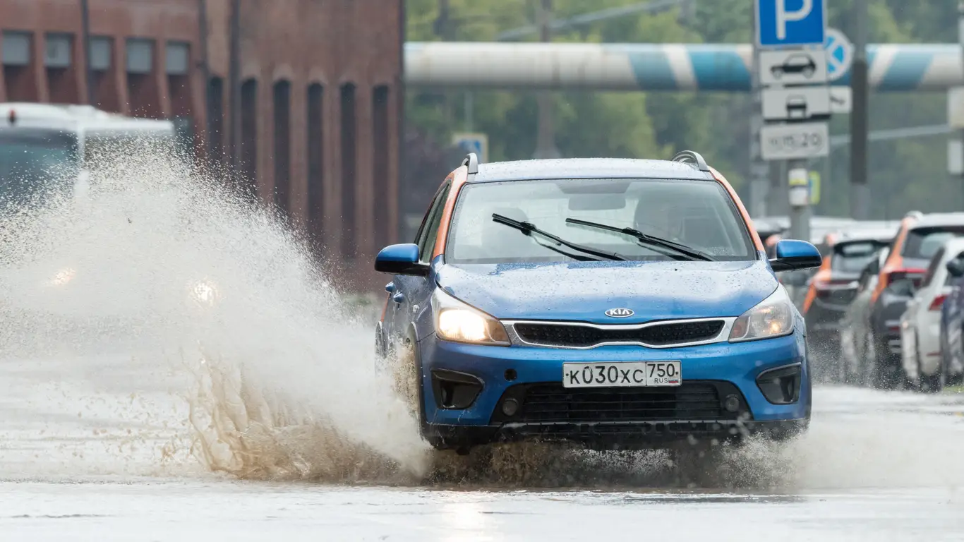 Аквапланирование: как избежать катастрофы на мокрой дороге