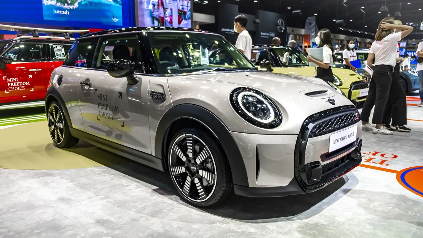 Топ автомобилей: идеальные модели для девушек